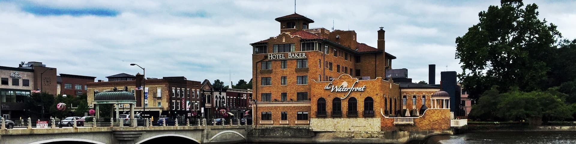 Down by the waterfront in St. Charles, it is magnificent to take a look out onto the fox river. So many small shops and boutiques within walking distance, and a vibrant scene on the strip. Check out Third Street a few blocks down from the hotel!
#illinois #river #waterfront