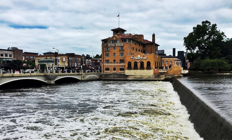 Down by the waterfront in St. Charles, it is magnificent to take a look out onto the fox river. So many small shops and boutiques within walking distance, and a vibrant scene on the strip. Check out Third Street a few blocks down from the hotel!
#illinois #river #waterfront