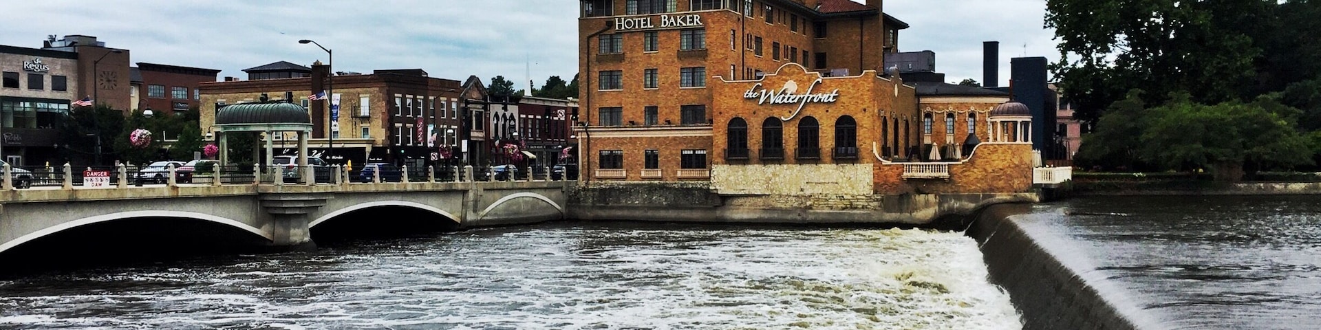 Down by the waterfront in St. Charles, it is magnificent to take a look out onto the fox river. So many small shops and boutiques within walking distance, and a vibrant scene on the strip. Check out Third Street a few blocks down from the hotel!
#illinois #river #waterfront