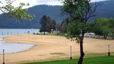 Sandpoint mostrando una playa
