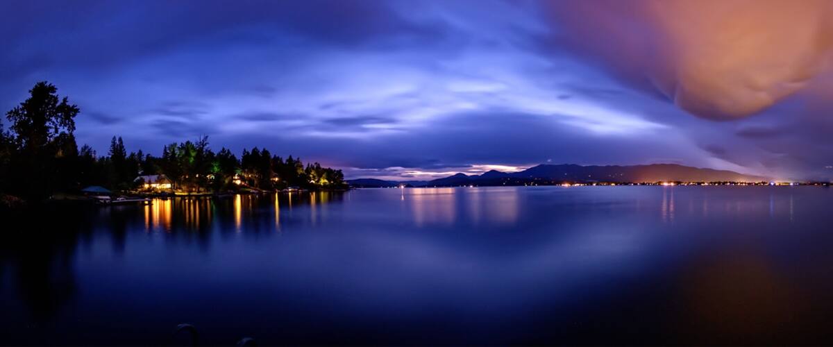 Sandpoint que incluye un lago o abrevadero y escenas nocturnas
