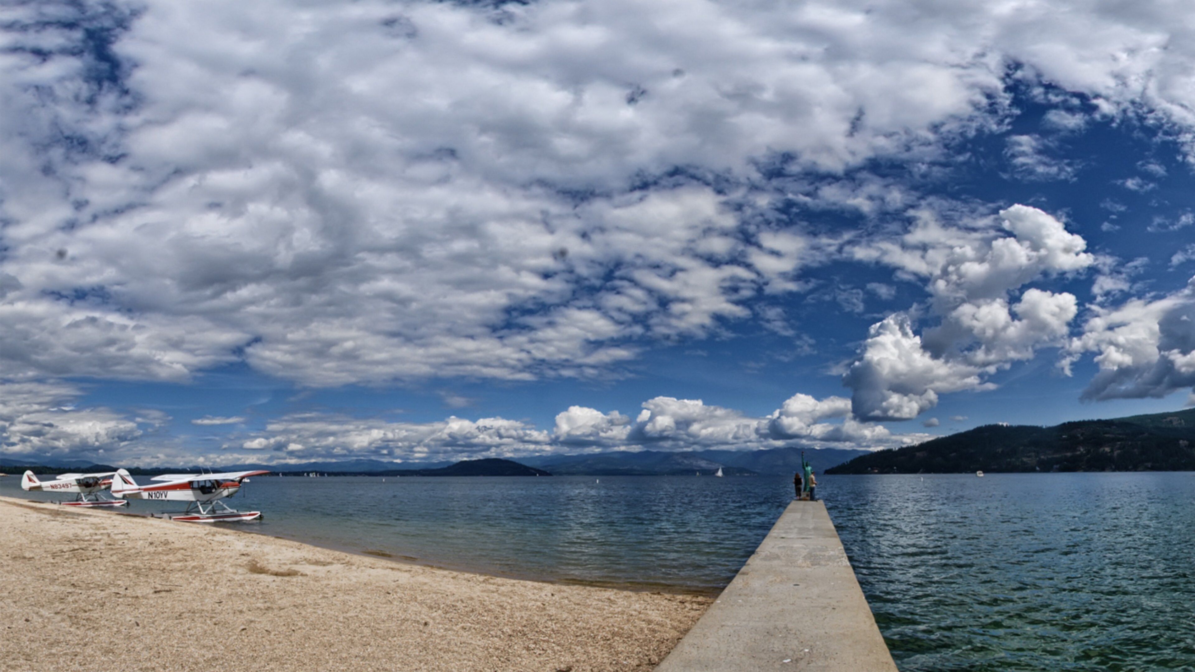 Sandpoint featuring lentokone ja järvi tai vesikuoppa