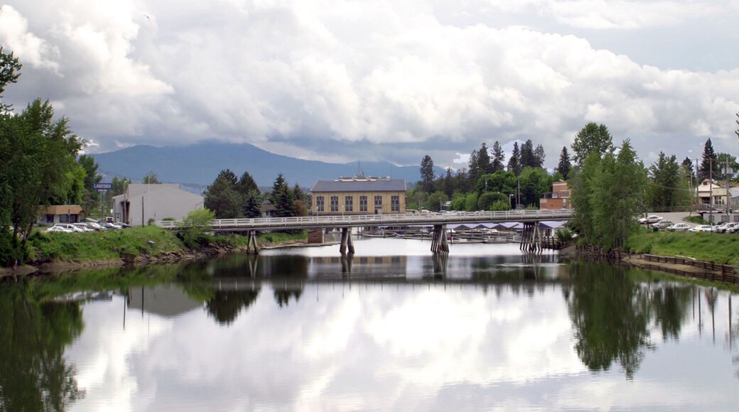 Sandpoint que incluye un lago o abrevadero