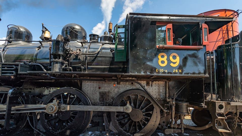 A steam locomotive with the number 89 and the text "E-10-a 26%" on its side.