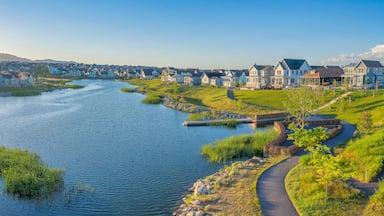 Un quartier résidentiel au bord du lac, avec des maisons, un sentier pédestre et un quai.