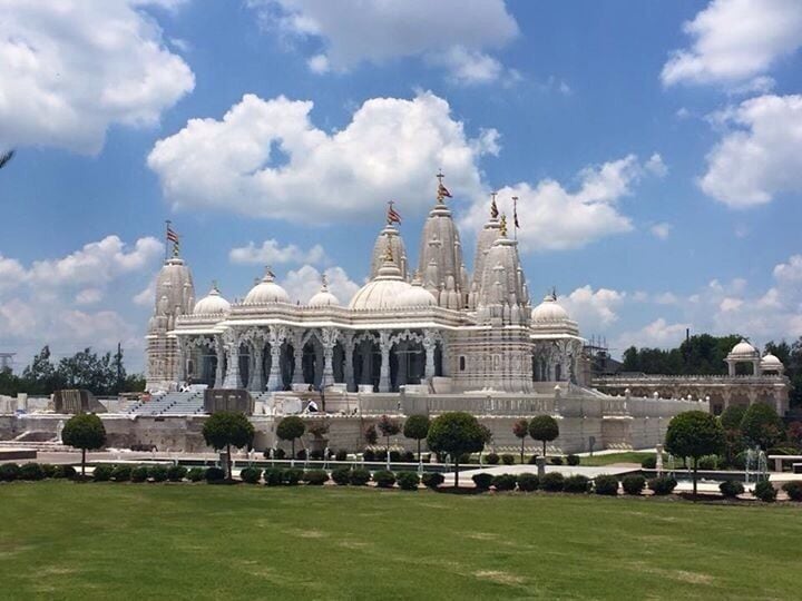 This Indian temple has some of the most gorgeous architecture I've ever seen. Insane detail! There are fountains and cascading water structures around the grounds to admire and take pictures of. We even spotted 2 owls up close! Free to enter and family friendly. When I went they were doing construction on the temple so we weren't able to go inside but on any other given day, you can go in and take a tour of the marvelous temple ❤️