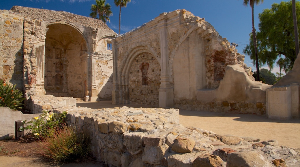 San Juan Capistrano ofreciendo ruinas de edificios y patrimonio de arquitectura