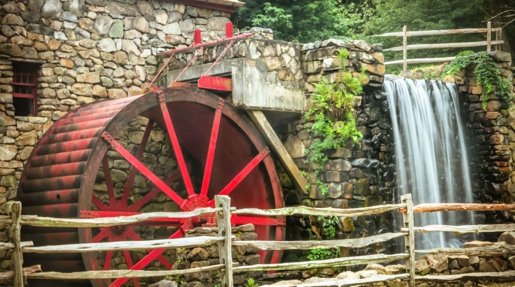 Not too far away from #Boston is a quaint little country road with dense foliage, a hundred year old inn and this mill. Have you found any such spots around the city? Tell us!