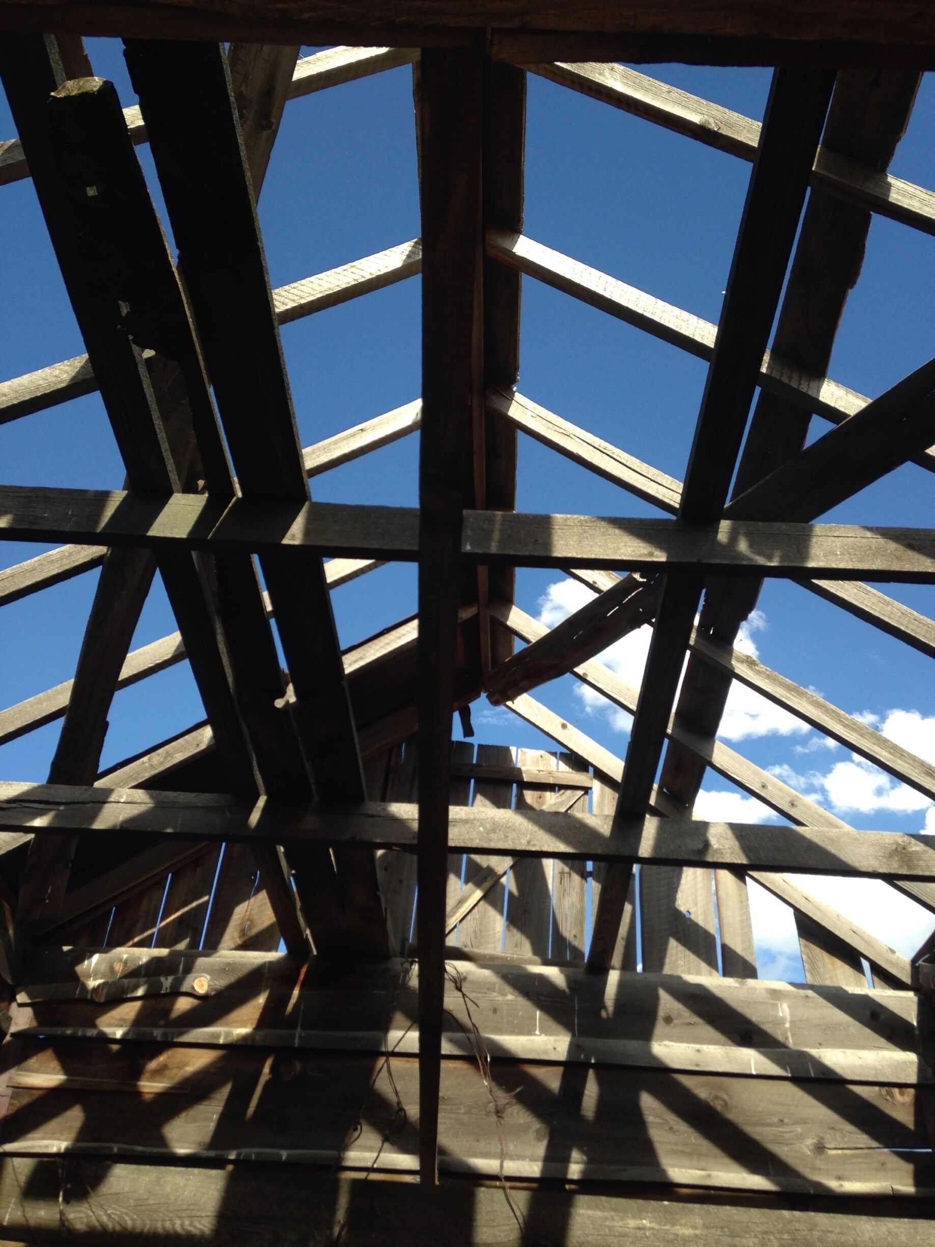 There are a lot of these old pioneer houses Lying around the area. Most are in fields.. But they are stunningly beautiful. 