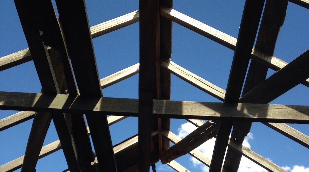 There are a lot of these old pioneer houses Lying around the area. Most are in fields.. But they are stunningly beautiful.