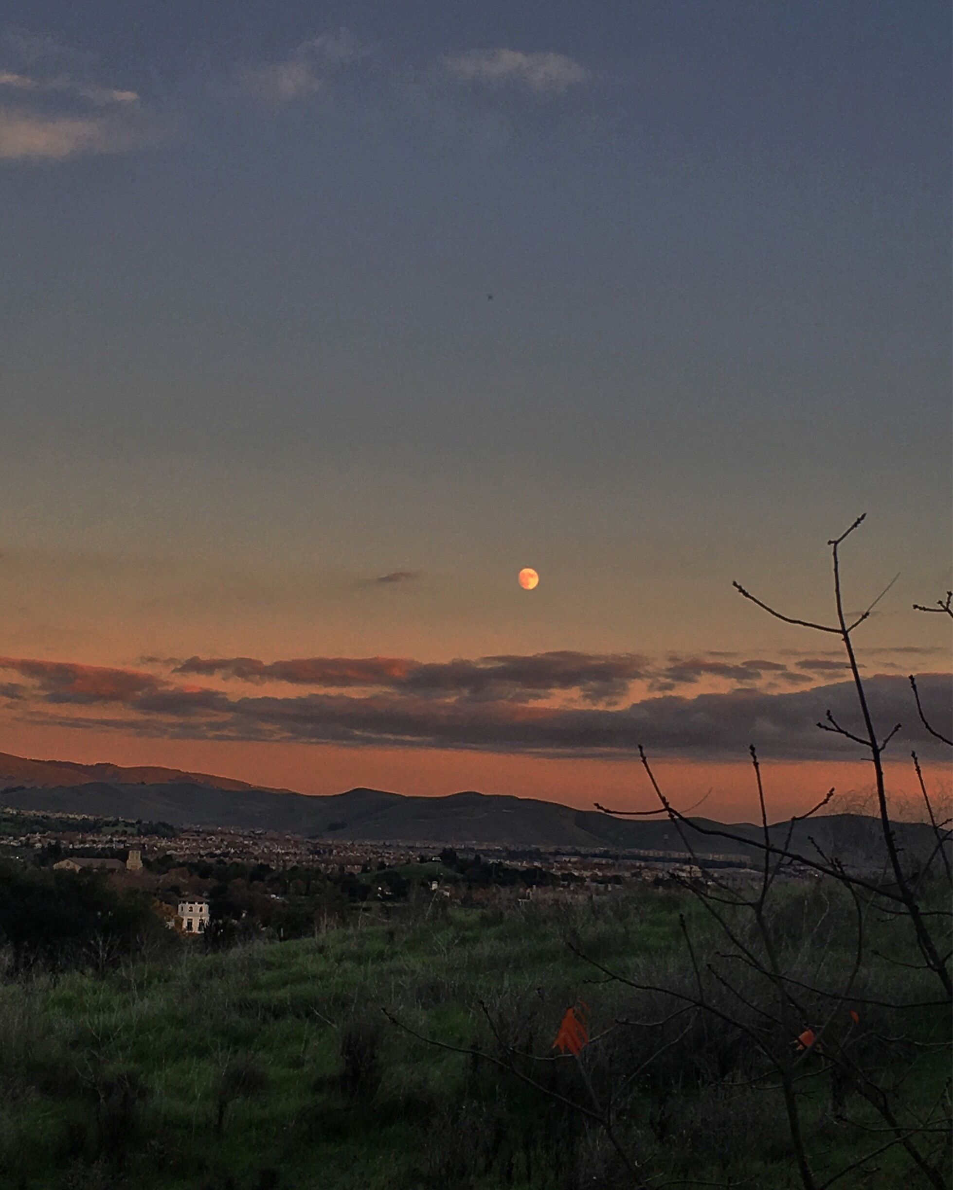 Full moon 🌕 at sunset over the San Ramon Valley, evening before Super Moon. 