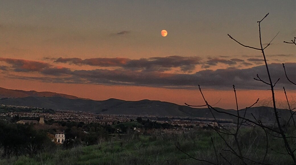 Full moon 🌕 at sunset over the San Ramon Valley, evening before Super Moon.