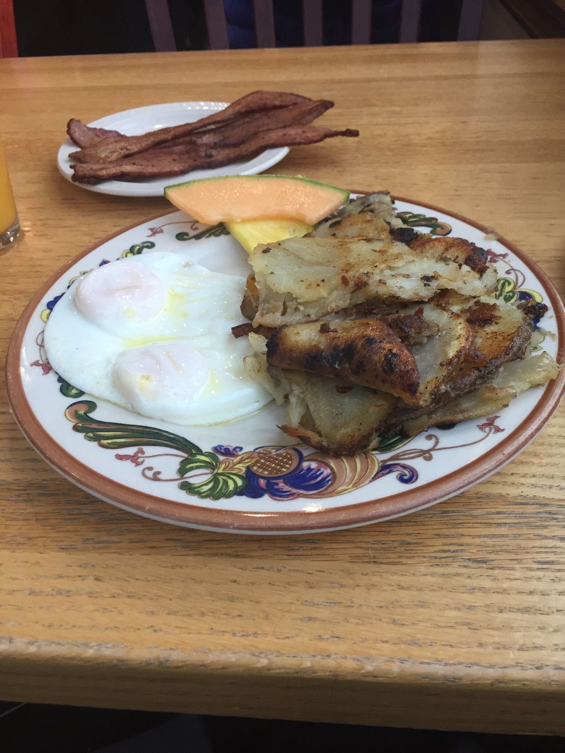 Food authentic and different. Pricy, to pricy for being more of a 7 meal not a 9. Potatoes were not fully cooked through, really raw, to much potatoes, not enough variety. The lay out is wonderful, someone named Ross has 5 world records. Comfortable setting. Kind service!