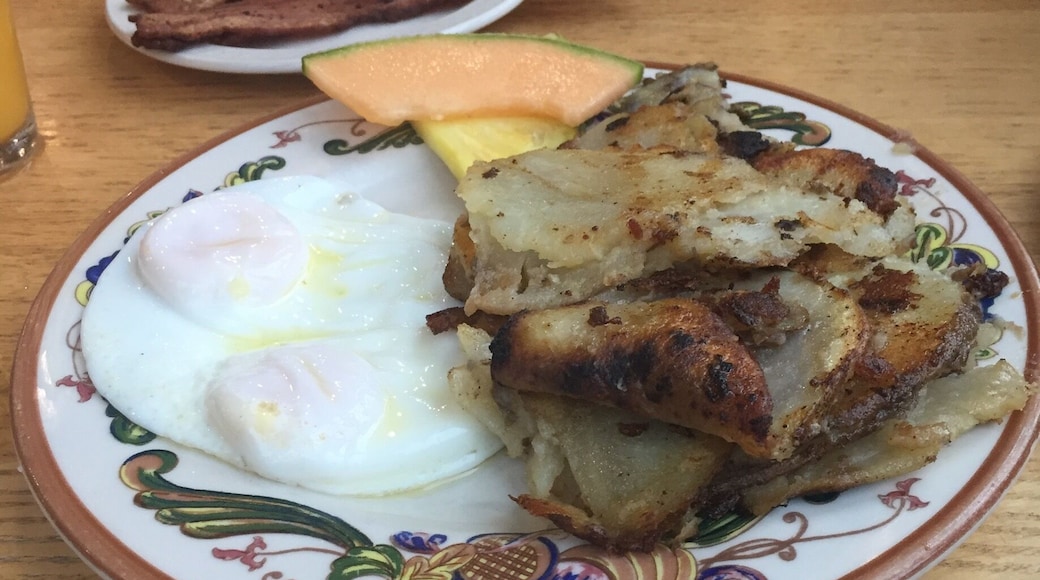 Food authentic and different. Pricy, to pricy for being more of a 7 meal not a 9. Potatoes were not fully cooked through, really raw, to much potatoes, not enough variety. The lay out is wonderful, someone named Ross has 5 world records. Comfortable setting. Kind service!