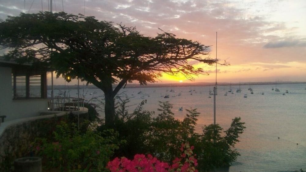 Best sunset & Cheapest Sundowners in Dar🍹🍺🌅
(Maybe not the best photo...)