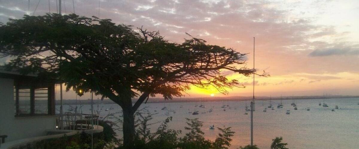 Best sunset & Cheapest Sundowners in Dar🍹🍺🌅
(Maybe not the best photo...)