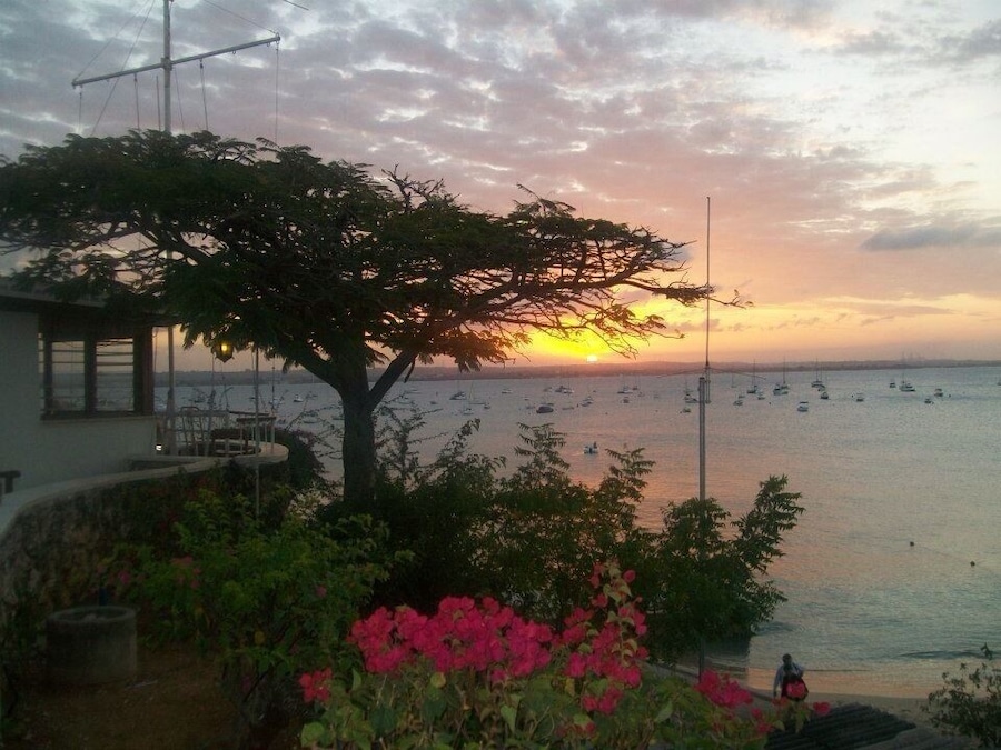 Best sunset & Cheapest Sundowners in Dar🍹🍺🌅
(Maybe not the best photo...)