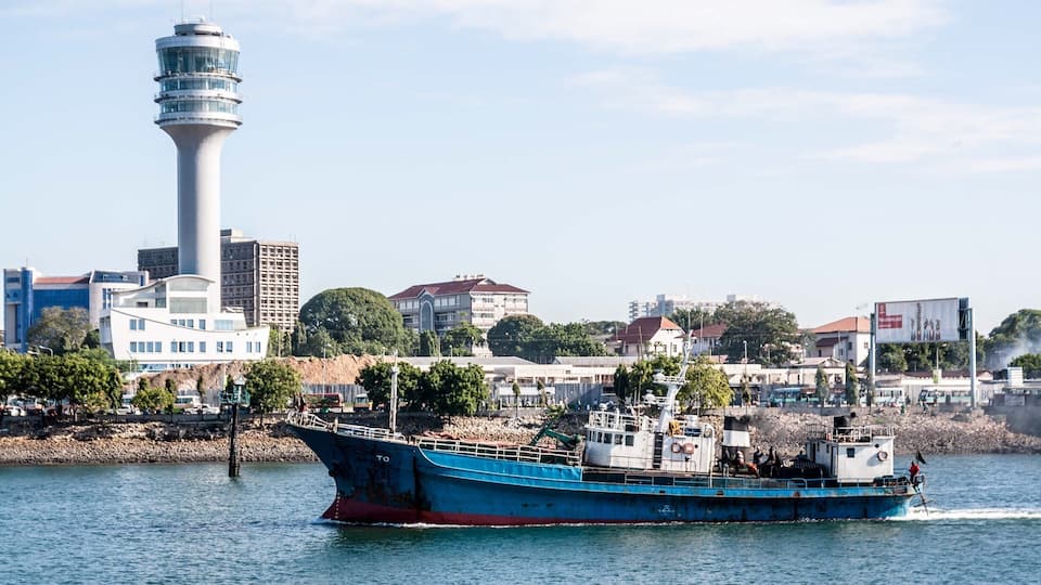 A boat returns to port in Dar Es Salaam, #Tanzania 🇹🇿, as I head out on the ferry to #Zanzibar. Part of an #overland trip across Southern #Africa.
#LifeAtExpedia