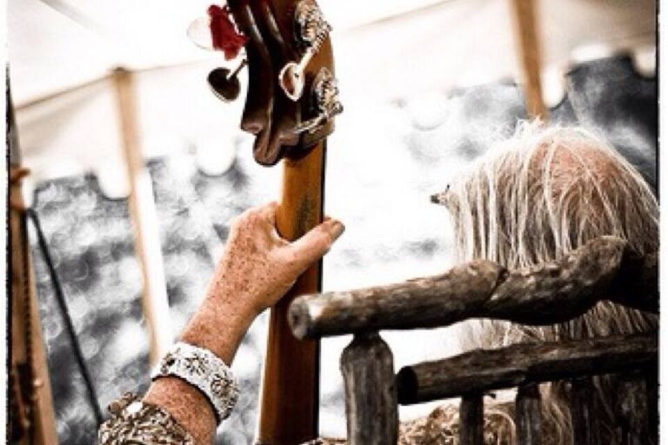 Una persona aguantant una guitarra.