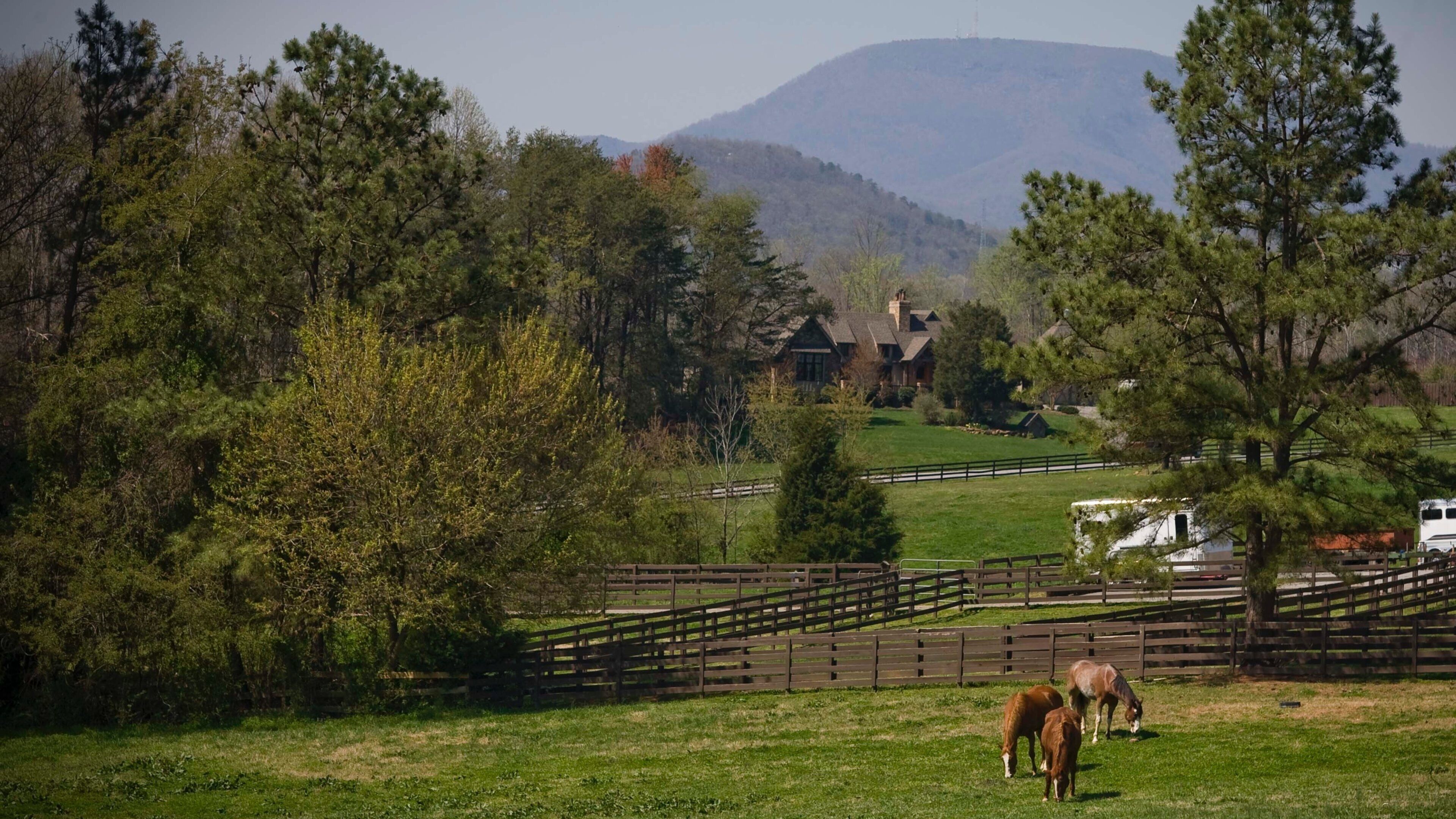 Spartanburg ofreciendo animales terrestres, granja y una casa