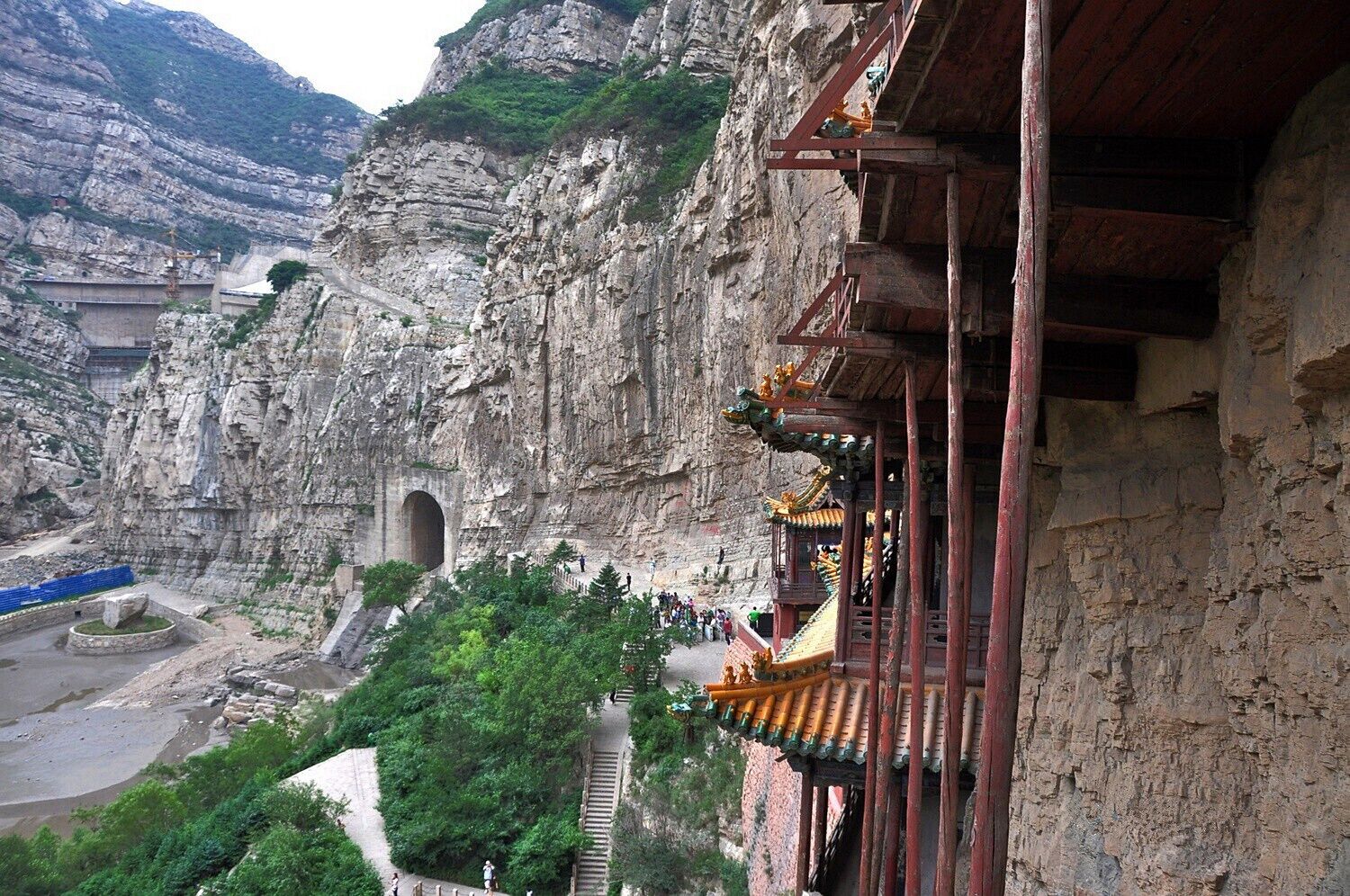 #HangingTemple (Xuankong Temple) at the Mt Hengshan, as hangs on the west cliff of Jinxia Gorge more than 50 meters above the ground, it is called Hanging Temple.  山西恒山 #悬空寺  

https://twitter.com/Beautifulgx