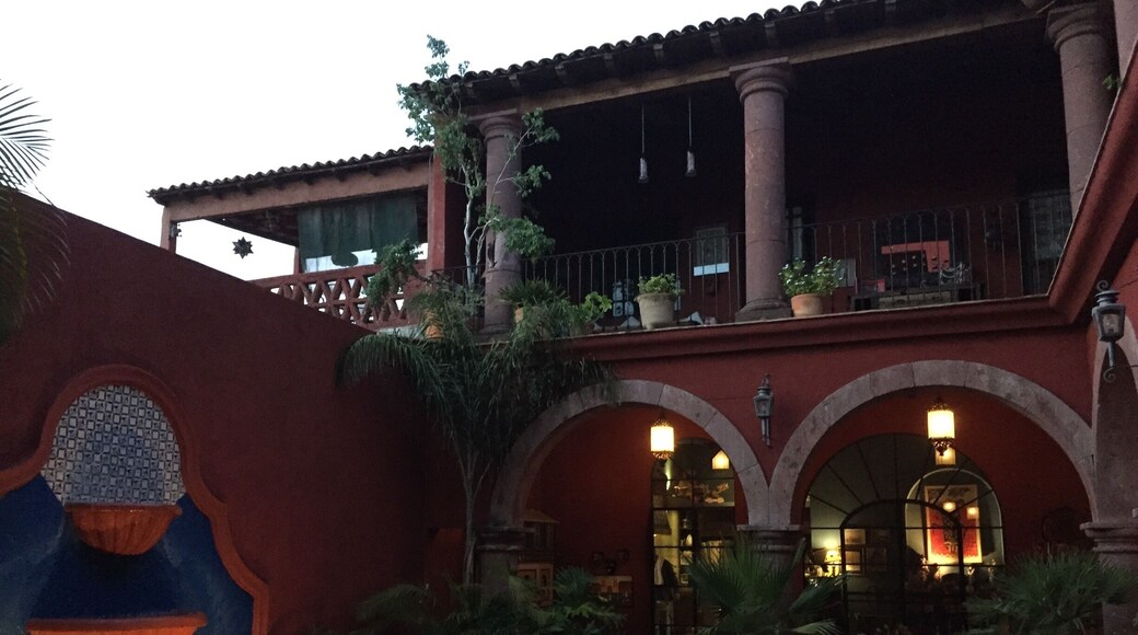 Fantastic warm B&B in a sprawling home loaded with artifacts and history and many nice spots to sit and enjoy the view of San Miguel. Heidi & Bill are so knowledgeable and will set you up with great adventures after you enjoy a hearty Mexican breAkfast and ample coffee. Special place.