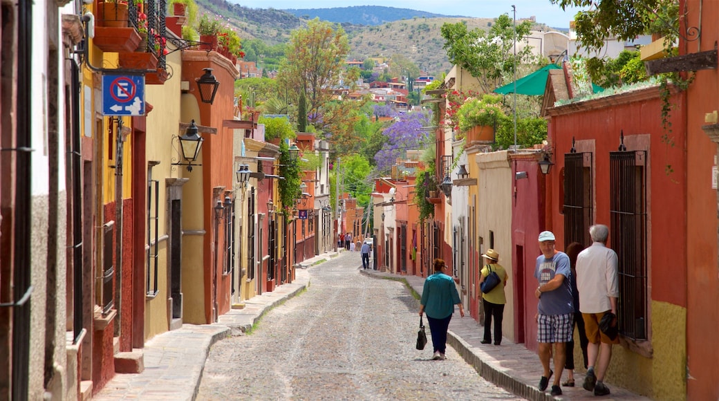 San Miguel de Allende i tillegg til en liten gruppe med mennesker
