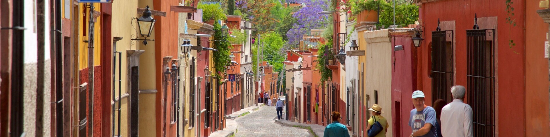 San Miguel de Allende såväl som en liten grupp av människor