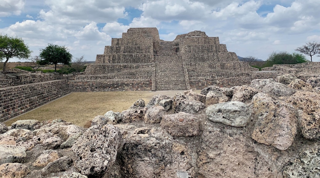 If you happen to be in San Miguel de Allende, I’d recommend a trip out to the Canada de la Virgen archaeological site. It’s a very impressive set of Otomi ruins next to a beautiful high desert canyon. We took a tour with a local anthropologist and learned a wealth of information about local indigenous culture. The traffic in and out of the site is closely monitored in an effort of preservation for this site. Only 55 people are allowed in per hour, which lends itself to a more personal experience. Definitely worth a stop. Look up the Airbnb experience with Alberto. #Mexico #ruins #pyramids #anthropology #archaeology #SanMiguel #indigenous #Otomi