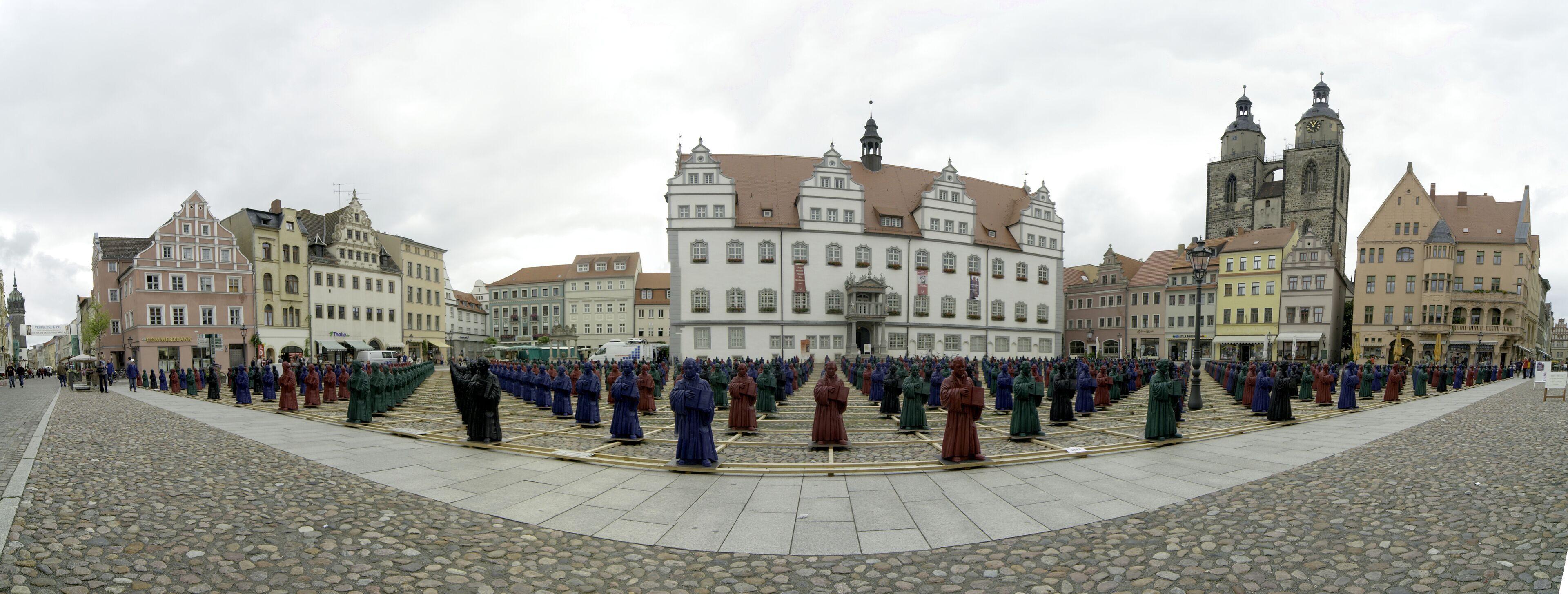 Installation von 800 Lutherfiguren auf dem Wittenberger Marktplatz von Ottmar Hörl.