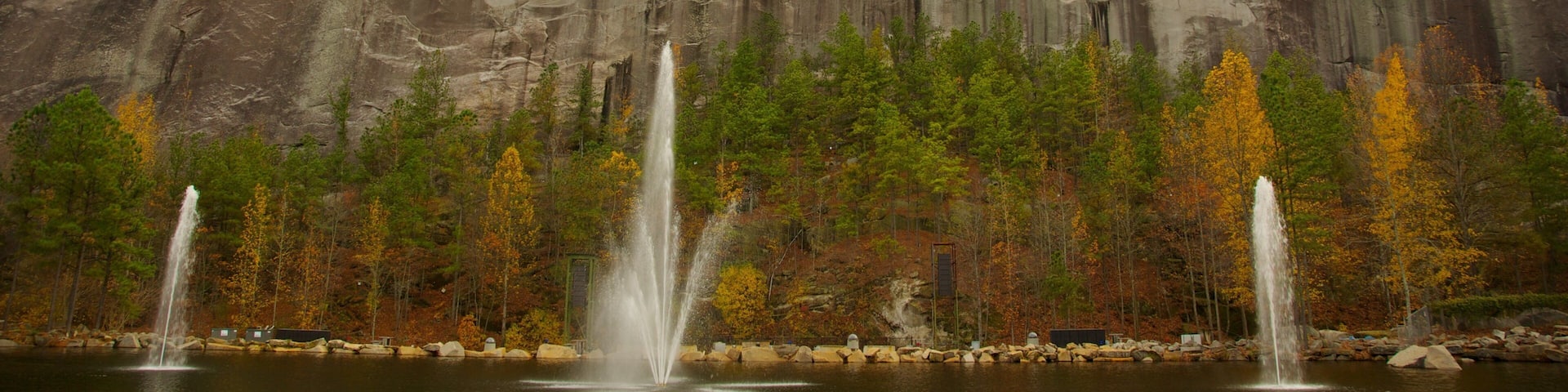 Atlanta showing outdoor art, a fountain and mountains