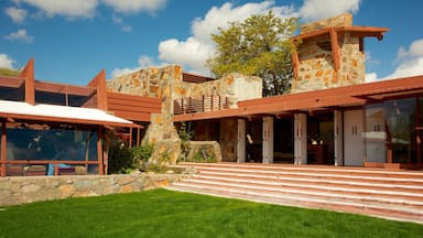 Uma casa moderna com paredes de pedra e telhado vermelho.