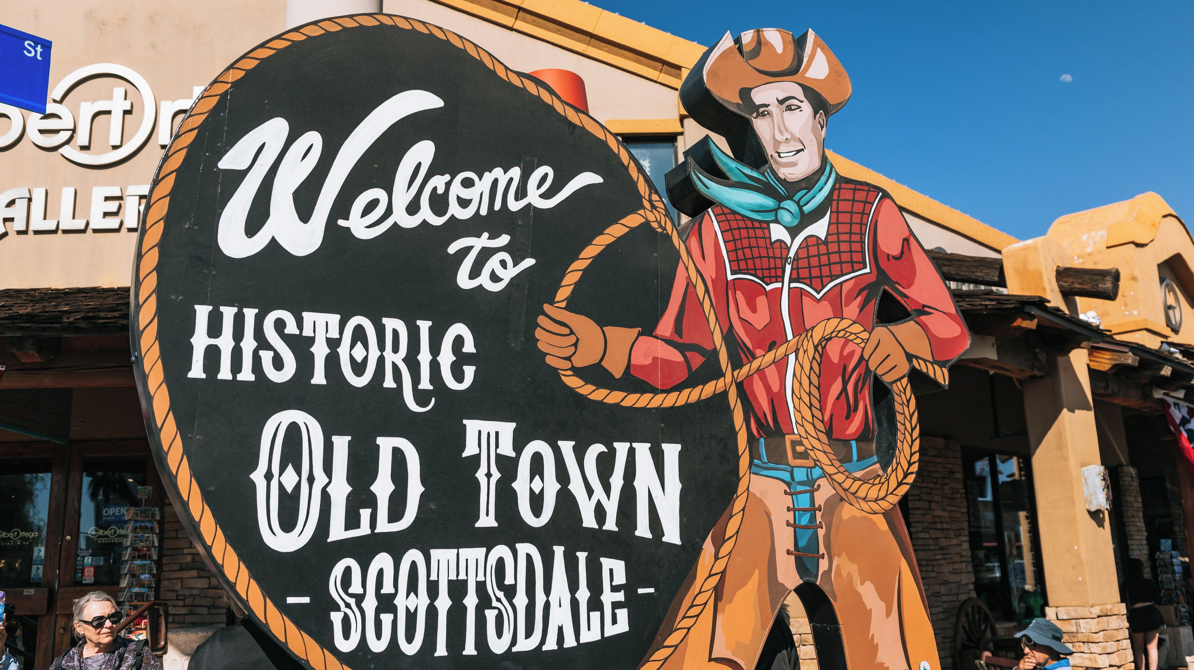 Placa de boas-vindas a Old Town Histórico Scottsdale, com a figura de um cowboy.