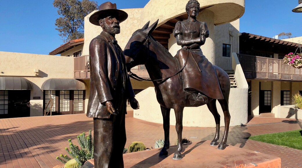 Sculpture of Winfield and Helen Scott, the founders of Scottsdale. Based upon a historic photograph, Winfield stands alongside "Old Maud" with Helen seated sidesaddle.
#LikeALocal