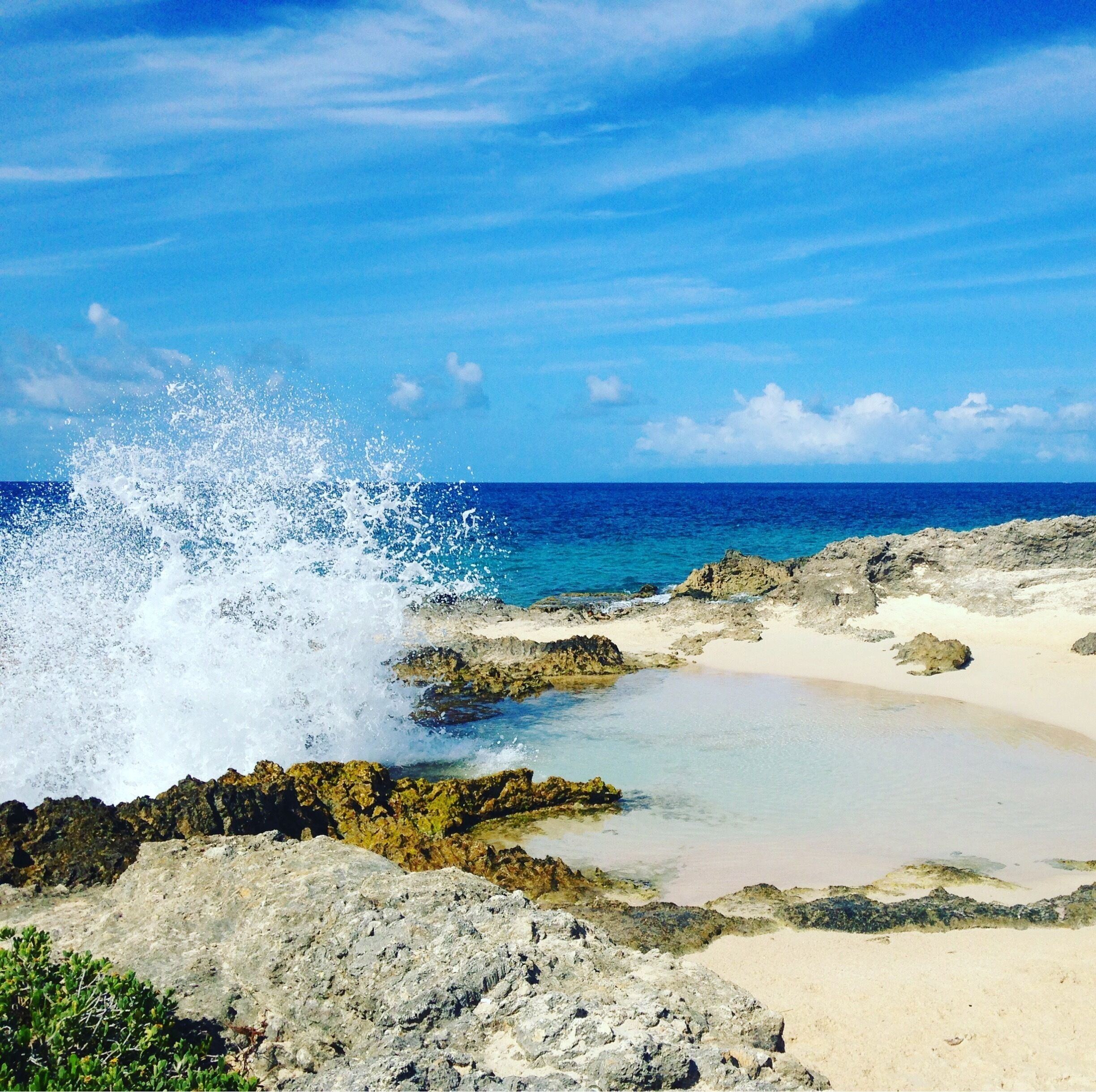 Sur la route de la pointe des châteaux un lieu nommé La Douche. Les vagues en se fracassant sur les rochers éclaboussent les baigneurs, un vrai moment ludique et rafraîchissant. 