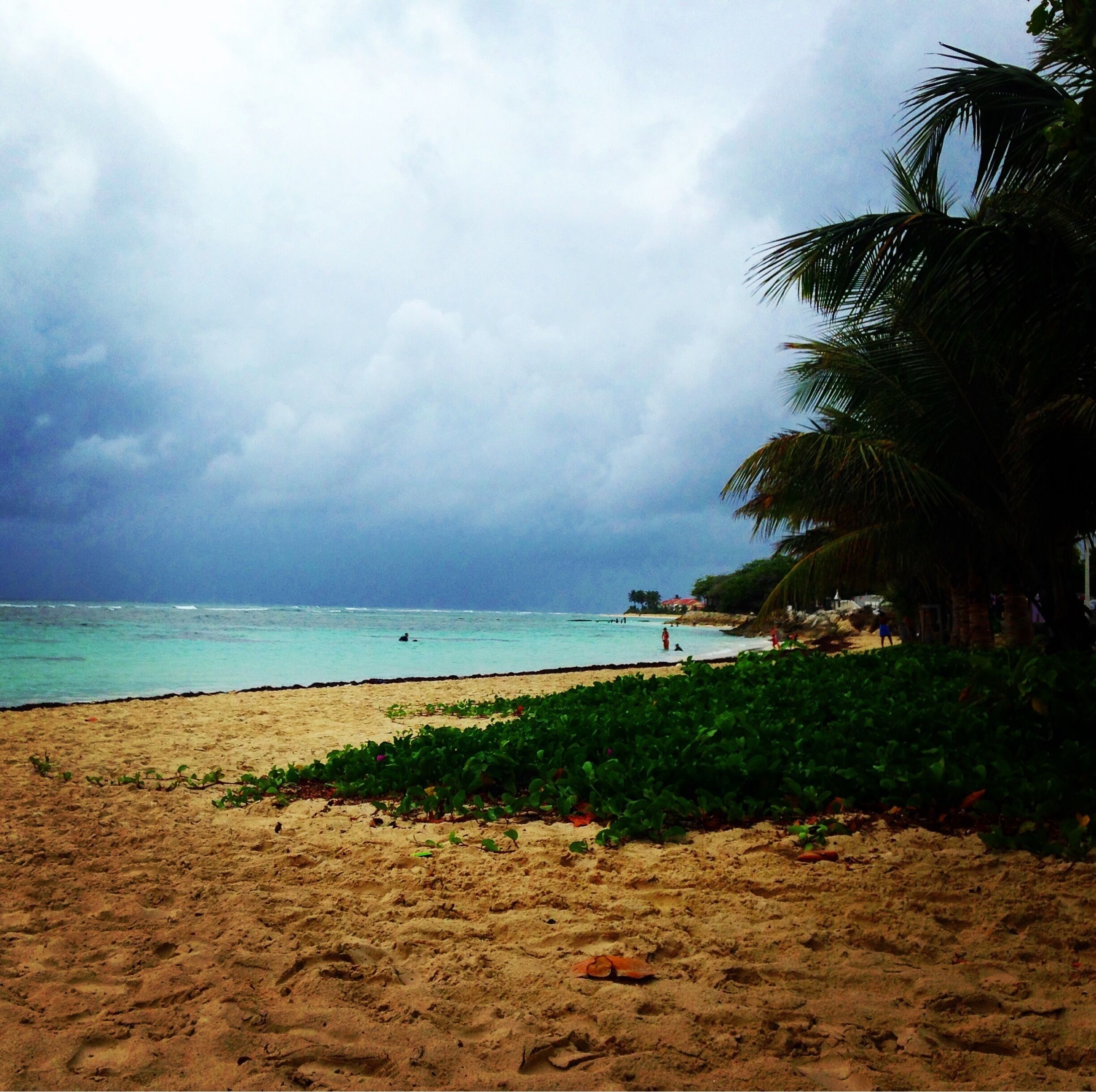 Par une journée orageuse de Pâques, le soleil perce difficilement. Jolie plage peu fréquentée le matin. 