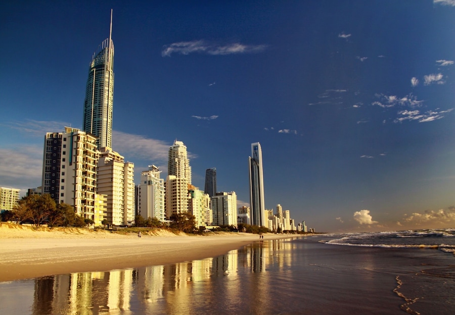 Un paysage urbain côtier avec de hauts immeubles qui bordent une plage de sable.