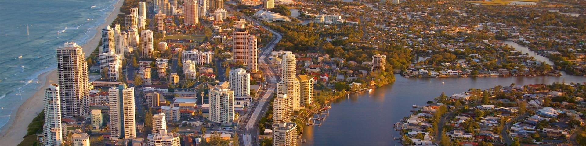 Surfers Paradise mostrando un rascacielos, vistas panorámicas y una ciudad