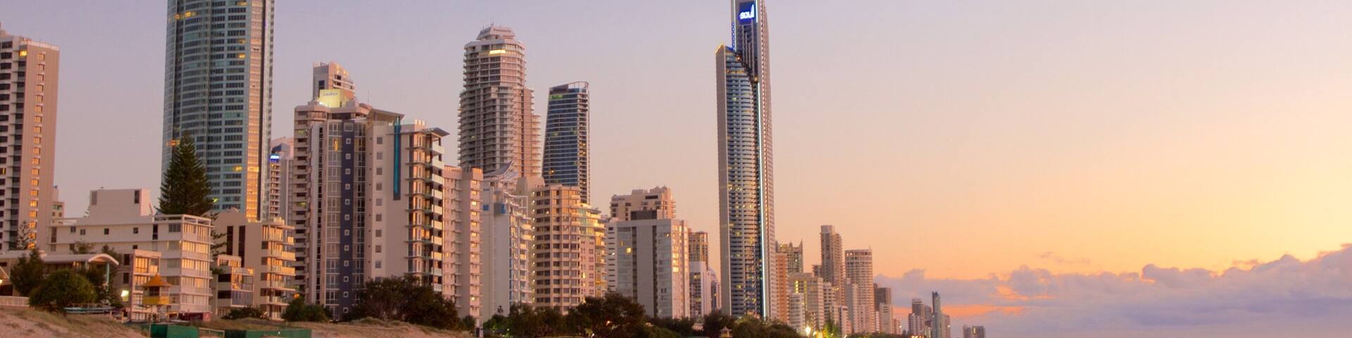Surfers Paradise que incluye una puesta de sol, una ciudad y una playa