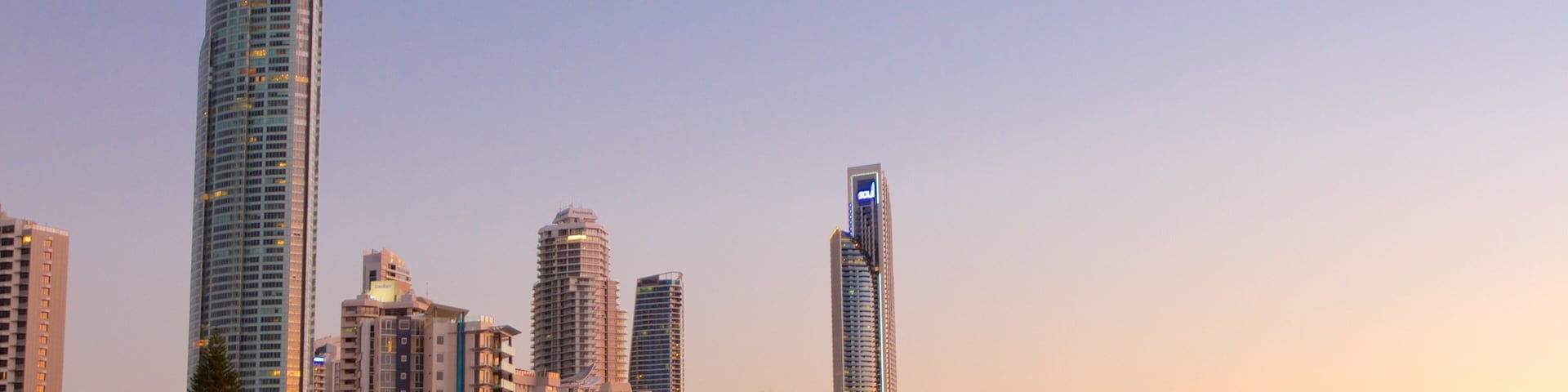 Surfers Paradise mostrando una playa, una ciudad y un atardecer