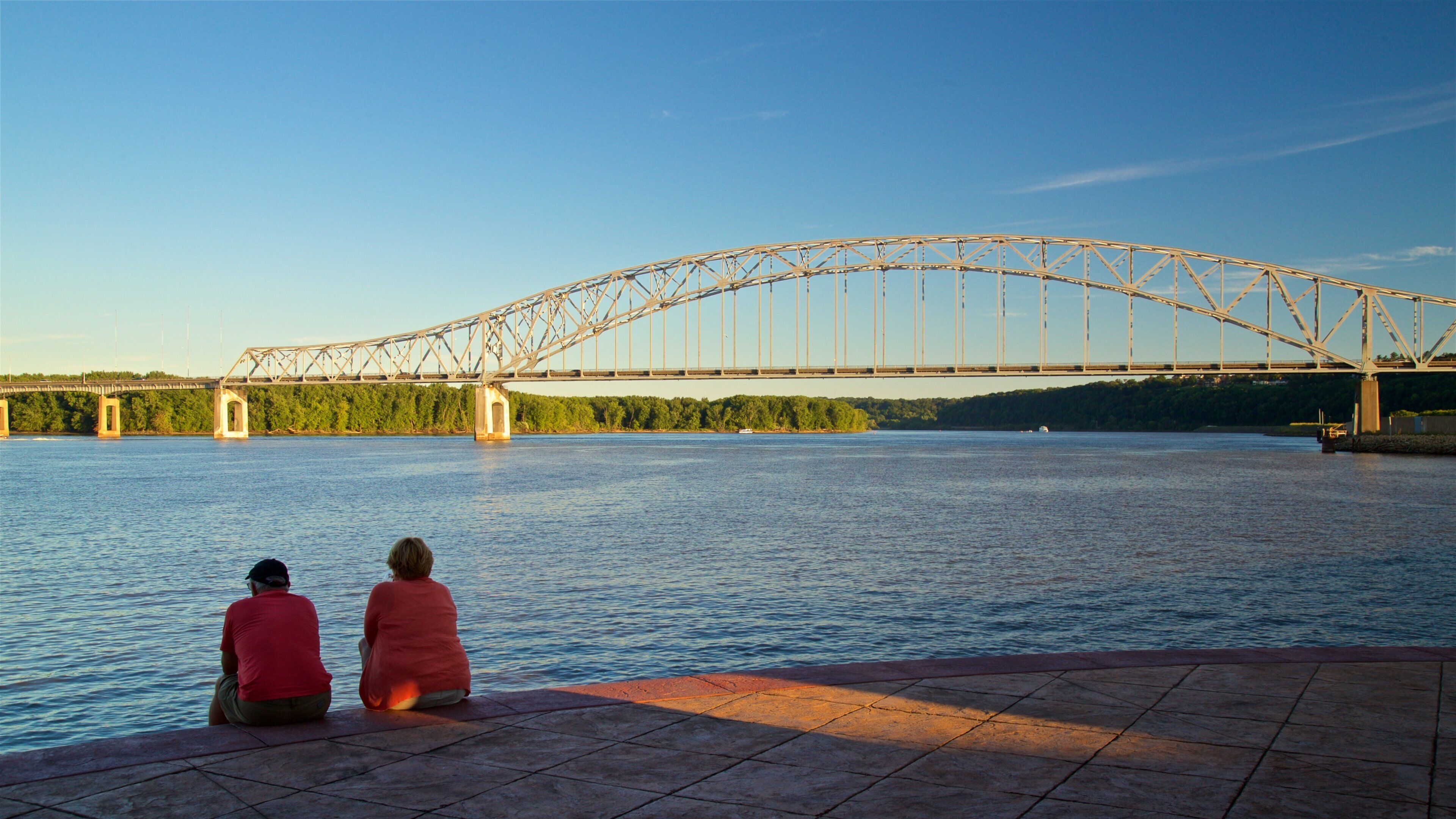 Dubuque som inkluderer solnedgang, elv eller bekk og bro