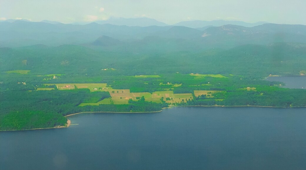 If you ever get the opportunity to visit Burlington Vermont some of the best sights are from above. The rolling mountains and landscapes are breathtaking, like Vermont! This is above Lake Champlain. #aboveitall