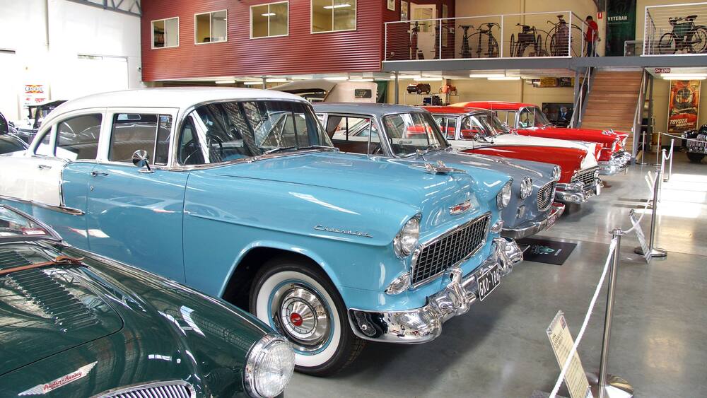 Eine Oldtimer-Ausstellung mit klassischen Fahrzeugen.