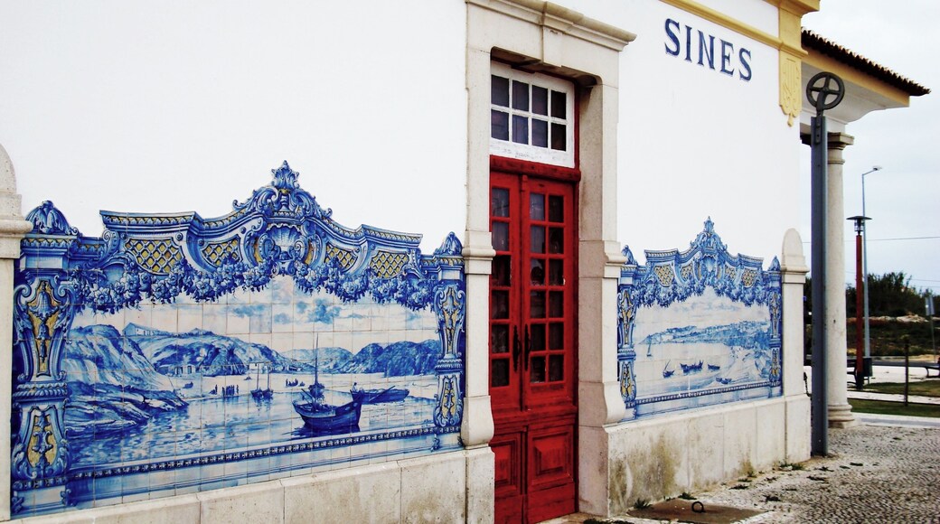 #Sines #Portugal #station #train
A antiga Estação FerroviĂĄria de Sines Ă© hoje um espaço onde funciona um excelente restaurante. As paredes externas tĂȘm azulejos azuis com alguns detalhes em amarelo. Ă© de elogiar o excelente estado de conservação dos azulejos e do edifĂcio como um todo. A estação foi inaugurada em 1936 e ligava Sines a Santiago do CacĂ©m.
The former Sines Railway Station is now a space where an excellent restaurant operates. The outer walls have blue tiles with some yellow details. It is to be commended the excellent state of conservation of the tiles and the building as a whole. The original station was inaugurated in 1936 and linked Sines to Santiago do Cacém.