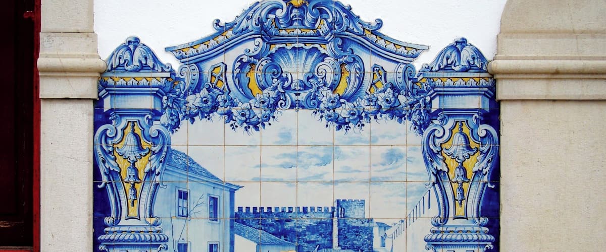 #Sines #Portugal #station #train
A antiga Estação FerroviĂĄria de Sines Ă© hoje um espaço onde funciona um excelente restaurante. As paredes externas tĂȘm azulejos azuis com alguns detalhes em amarelo. Ă© de elogiar o excelente estado de conservação dos azulejos e do edifĂcio como um todo. A estação foi inaugurada em 1936 e ligava Sines a Santiago do CacĂ©m.
The former Sines Railway Station is now a space where an excellent restaurant operates. The outer walls have blue tiles with some yellow details. It is to be commended the excellent state of conservation of the tiles and the building as a whole. The original station was inaugurated in 1936 and linked Sines to Santiago do Cacém.