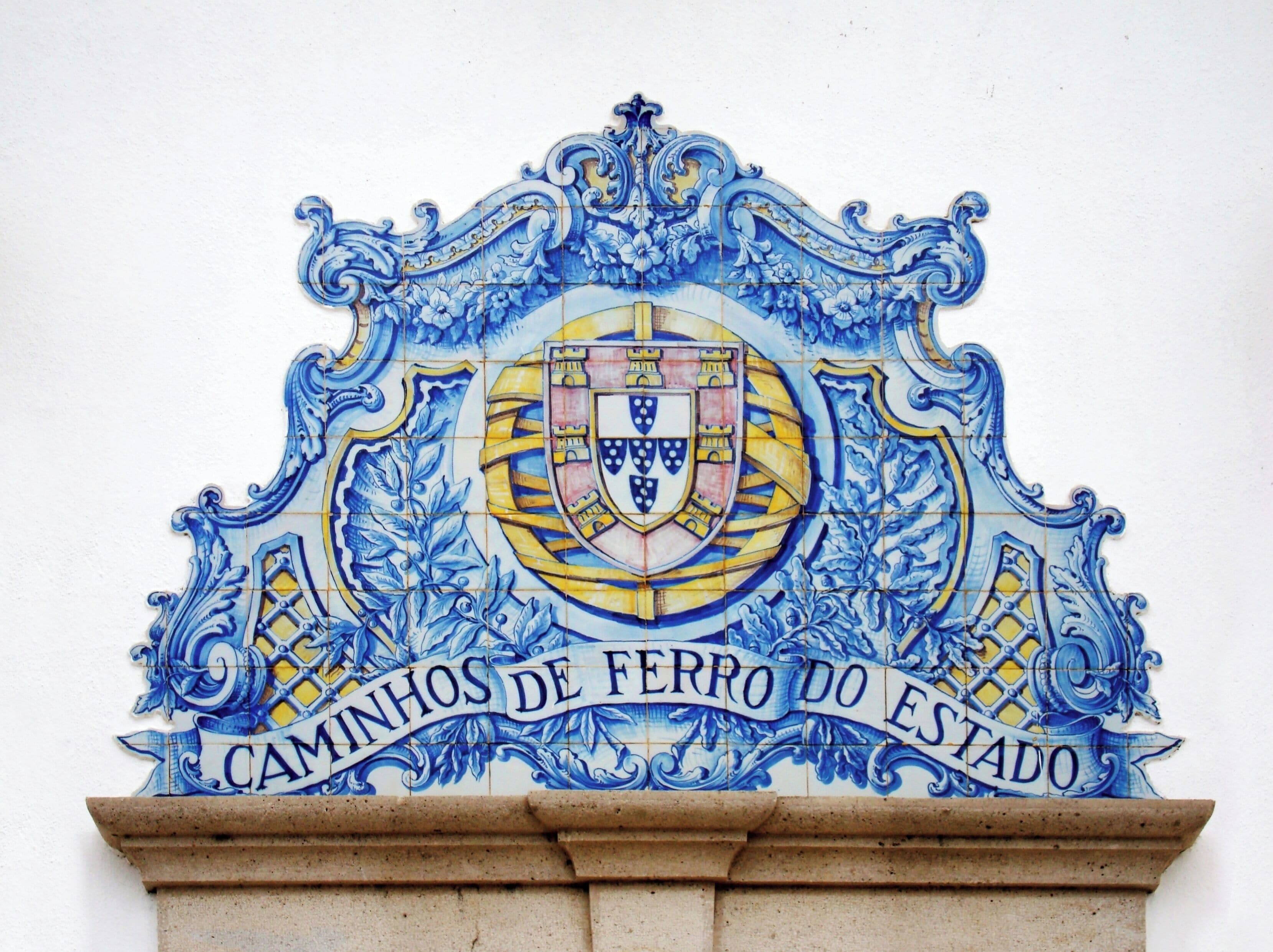 #Sines #Portugal #station #train

A antiga Estação Ferroviária de Sines é hoje um espaço onde funciona um excelente restaurante. As paredes externas têm azulejos azuis com alguns detalhes em amarelo. é de elogiar o excelente estado de conservação dos azulejos e do edifício como um todo. A estação foi inaugurada em 1936 e ligava Sines a Santiago do Cacém.

The former Sines Railway Station is now a space where an excellent restaurant operates. The outer walls have blue tiles with some yellow details. It is to be commended the excellent state of conservation of the tiles and the building as a whole. The original station was inaugurated in 1936 and linked Sines to Santiago do Cacém.