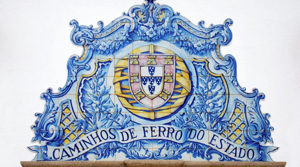 #Sines #Portugal #station #train
A antiga Estação Ferroviária de Sines é hoje um espaço onde funciona um excelente restaurante. As paredes externas têm azulejos azuis com alguns detalhes em amarelo. é de elogiar o excelente estado de conservação dos azulejos e do edifício como um todo. A estação foi inaugurada em 1936 e ligava Sines a Santiago do Cacém.
The former Sines Railway Station is now a space where an excellent restaurant operates. The outer walls have blue tiles with some yellow details. It is to be commended the excellent state of conservation of the tiles and the building as a whole. The original station was inaugurated in 1936 and linked Sines to Santiago do Cacém.