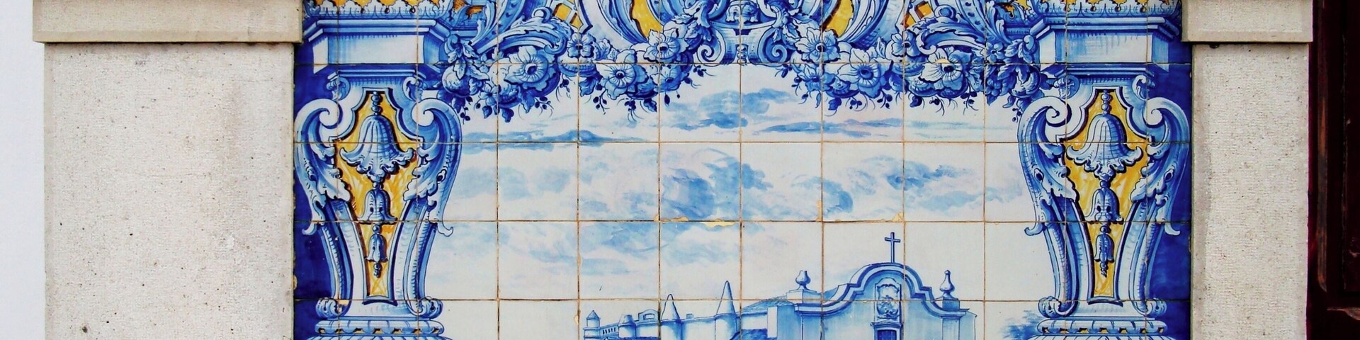 #Sines #Portugal #station #train
A antiga Estação Ferroviária de Sines é hoje um espaço onde funciona um excelente restaurante. As paredes externas têm azulejos azuis com alguns detalhes em amarelo. é de elogiar o excelente estado de conservação dos azulejos e do edifício como um todo. A estação foi inaugurada em 1936 e ligava Sines a Santiago do Cacém.
The former Sines Railway Station is now a space where an excellent restaurant operates. The outer walls have blue tiles with some yellow details. It is to be commended the excellent state of conservation of the tiles and the building as a whole. The original station was inaugurated in 1936 and linked Sines to Santiago do Cacém.