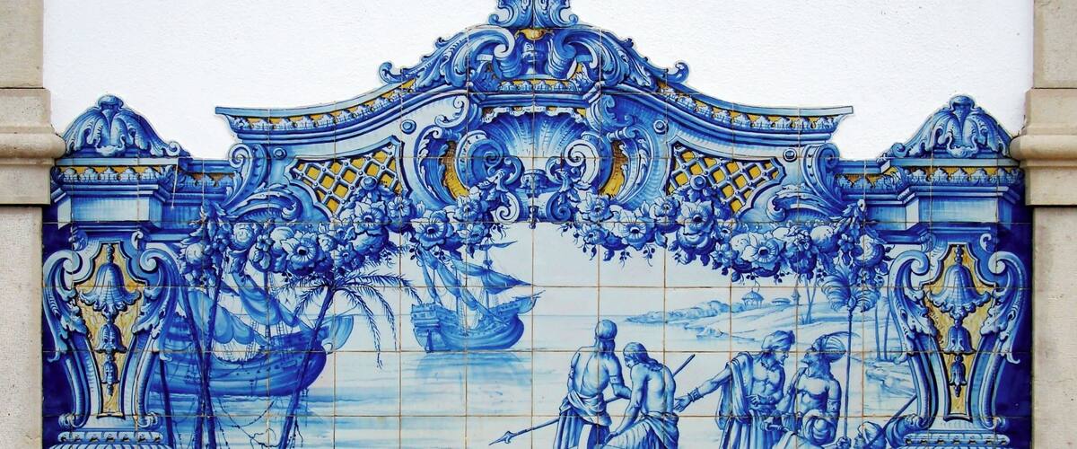 #Sines #Portugal #station #train
A antiga Estação Ferroviária de Sines é hoje um espaço onde funciona um excelente restaurante. As paredes externas têm azulejos azuis com alguns detalhes em amarelo. é de elogiar o excelente estado de conservação dos azulejos e do edifício como um todo. A estação foi inaugurada em 1936 e ligava Sines a Santiago do Cacém.
The former Sines Railway Station is now a space where an excellent restaurant operates. The outer walls have blue tiles with some yellow details. It is to be commended the excellent state of conservation of the tiles and the building as a whole. The original station was inaugurated in 1936 and linked Sines to Santiago do Cacém.