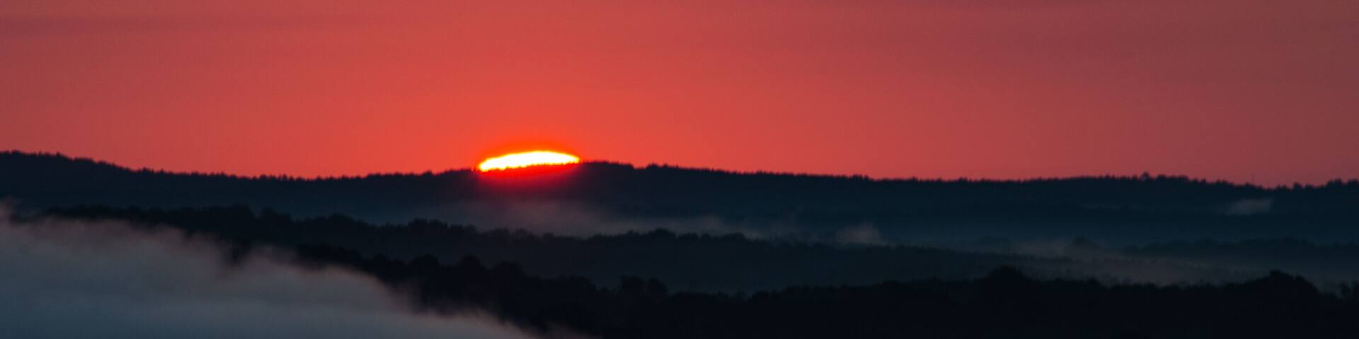The start of a colorful sunrise over the foggy valleys near Heflin, Alabama, USA